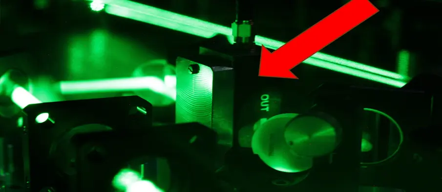 The Acousto-Optic Deflector (red arrow) splits one laser beam into many controllable single beams which catch and hold the atoms